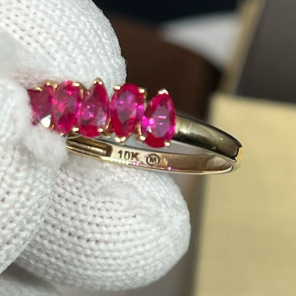 Elegant Gold Ring with natural ruby pear facetted Stones